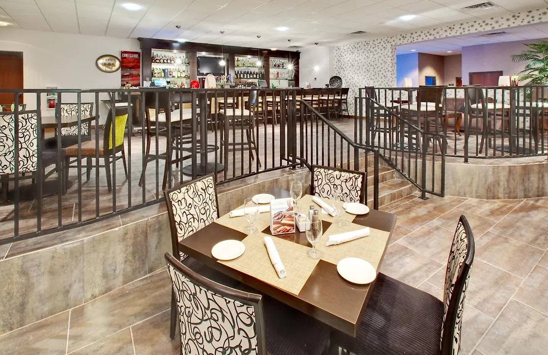 Crowne Plaza Milwaukee Airport By Ihg-1
